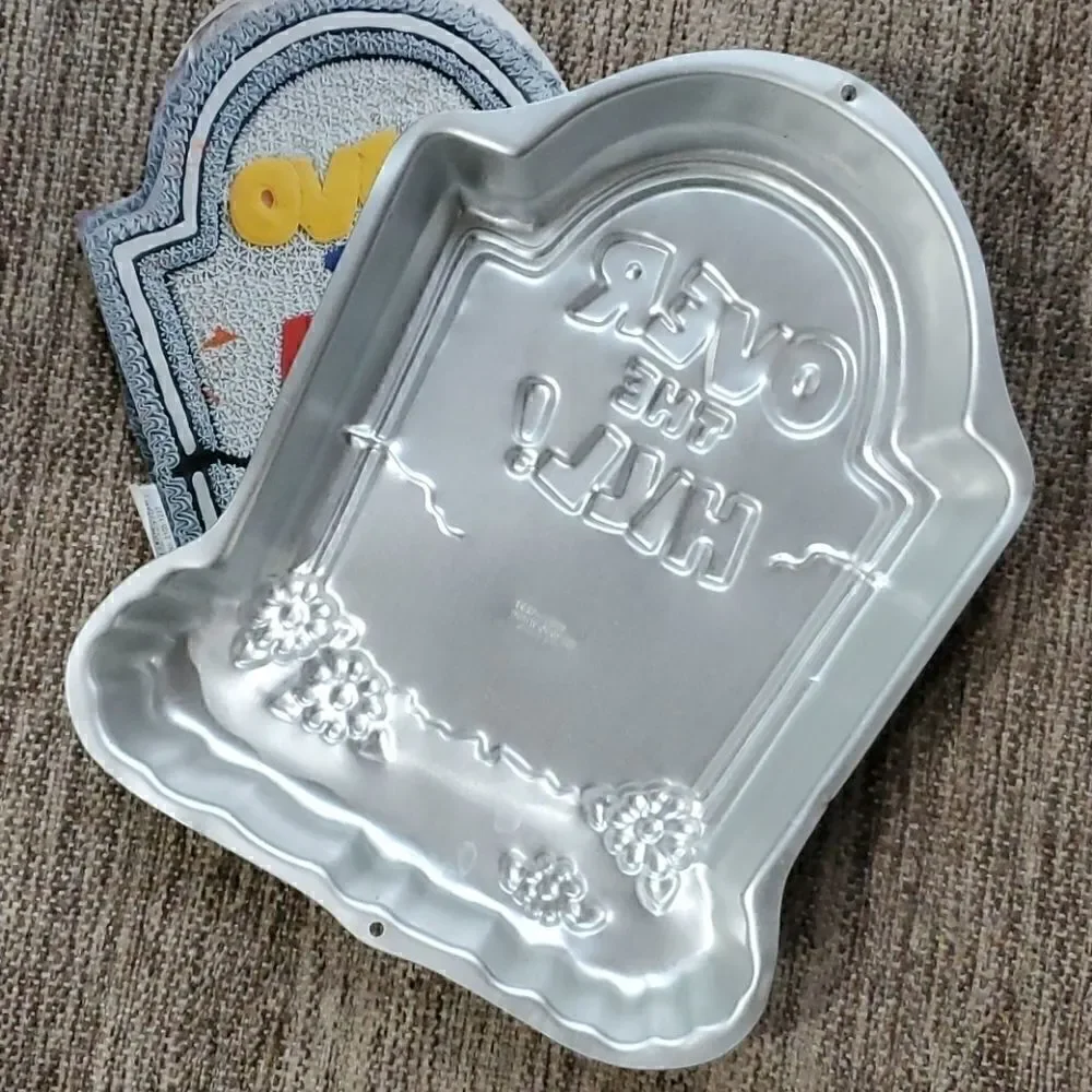 Wilton | 1995 Over the Hill Cake Pan